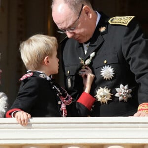 Le prince Albert II de Monaco et ses enfants, le prince héréditaire Jacques de Monaco et sa soeur la princesse Gabriella de Monaco - La famille princière de Monaco apparaît au balcon du palais lors de la fête nationale de Monaco, le 19 novembre 2021. © Bebert-Jacovides/Bestimage