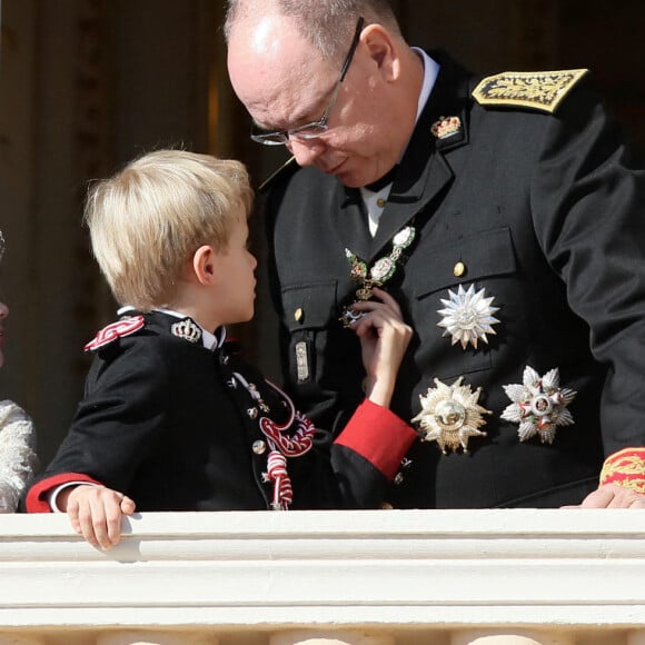 Le prince Albert II de Monaco et ses enfants, le prince héréditaire Jacques de Monaco et sa soeur la princesse Gabriella de Monaco - La famille princière de Monaco apparaît au balcon du palais lors de la fête nationale de Monaco, le 19 novembre 2021. © Bebert-Jacovides/Bestimage