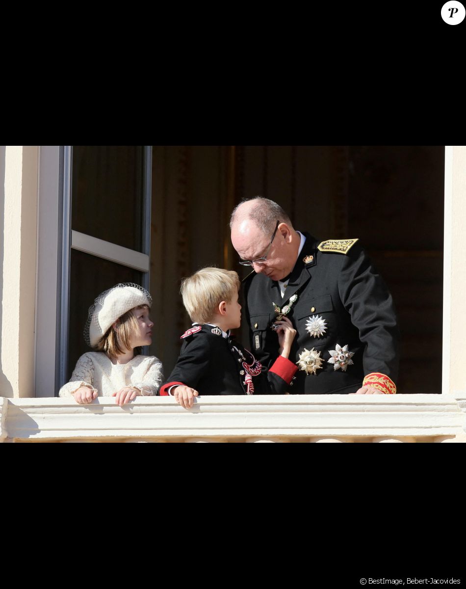 Le prince Albert II de Monaco et ses enfants, le prince héréditaire Jacques de Monaco et sa soeur la princesse Gabriella de Monaco - La famille princière de Monaco apparaît au balcon du palais lors de la fête nationale de Monaco, le 19 novembre 2021. © Bebert-Jacovides/Bestimage