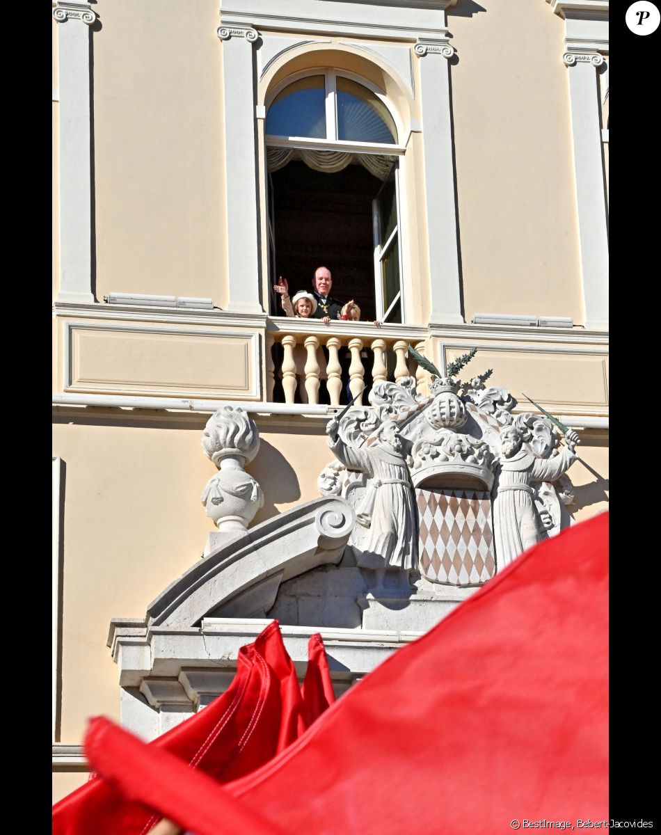 La princesse Gabriella de Monaco, le prince Albert II de Monaco, le prince héréditaire Jacques - La famille princière au balcon lors de la fête nationale de Monaco le 19 novembre 2021. © Dominique Jacovides / Bruno Bebert / Bestimage