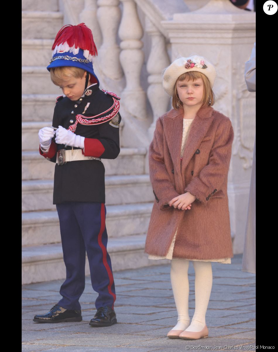 Le prince héréditaire Jacques de Monaco et sa soeur la princesse Gabriella de Monaco - La famille princière de Monaco lors de le prise d'Armes, remise d'insignes et défilé militaire sur la place du Palais lors de la fête nationale de Monaco, le 19 novembre 2021. © Jean-Charles Vinaj/Pool Monaco/Bestimage