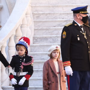 La princesse Caroline de Hanovre, le prince héréditaire Jacques de Monaco, le prince Albert II de Monaco, la princesse Gabriella de Monaco et la princesse Stéphanie de Monaco - La famille princière de Monaco lors de le prise d'Armes, remise d'insignes et défilé militaire sur la place du Palais lors de la fête nationale de Monaco, le 19 novembre 2021. © Jean-Charles Vinaj/Pool Monaco/Bestimage