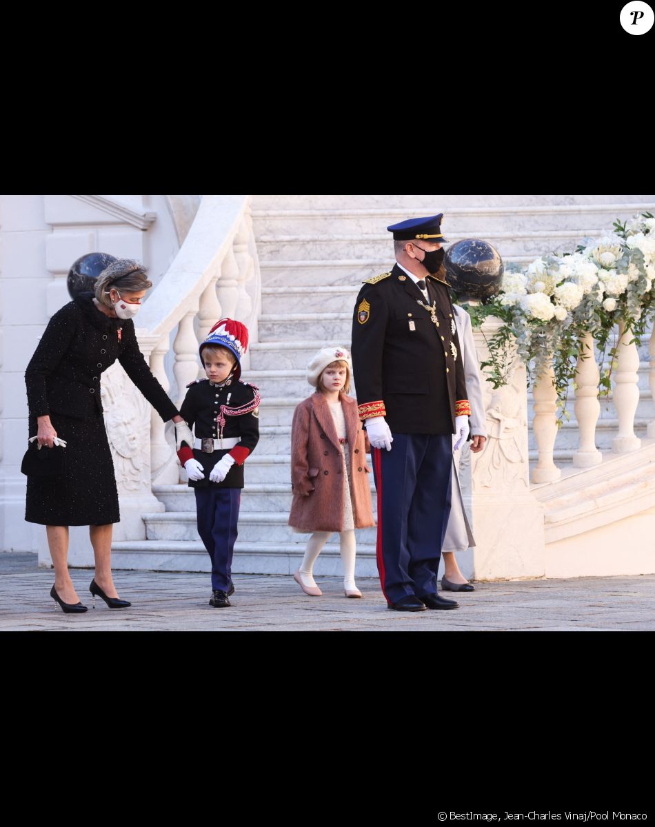 La princesse Caroline de Hanovre, le prince héréditaire Jacques de Monaco, le prince Albert II de Monaco, la princesse Gabriella de Monaco et la princesse Stéphanie de Monaco - La famille princière de Monaco lors de le prise d'Armes, remise d'insignes et défilé militaire sur la place du Palais lors de la fête nationale de Monaco, le 19 novembre 2021. © Jean-Charles Vinaj/Pool Monaco/Bestimage