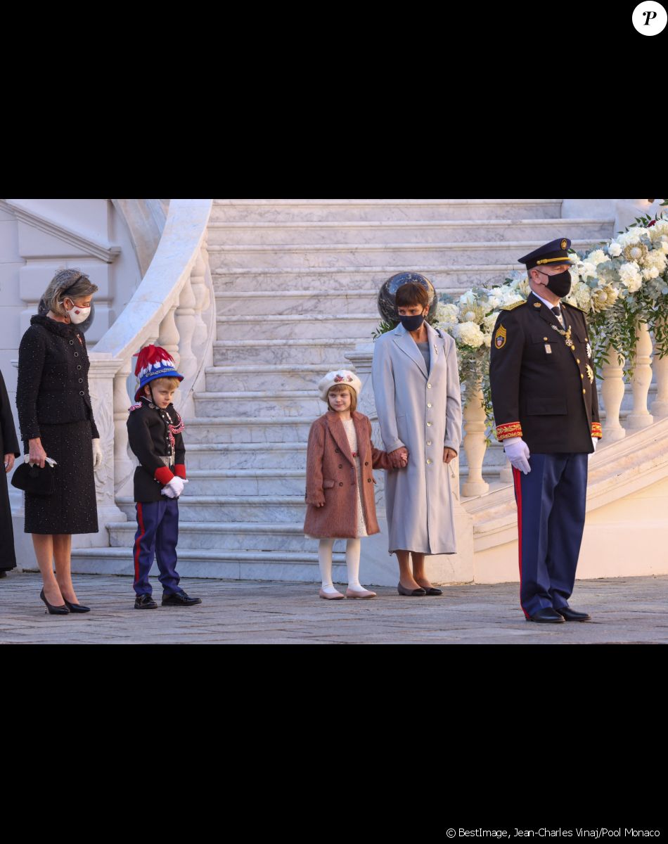 La princesse Caroline de Hanovre, le prince héréditaire Jacques de Monaco, le prince Albert II de Monaco, la princesse Gabriella de Monaco et la princesse Stéphanie de Monaco - La famille princière de Monaco lors de le prise d'Armes, remise d'insignes et défilé militaire sur la place du Palais lors de la fête nationale de Monaco, le 19 novembre 2021. © Jean-Charles Vinaj/Pool Monaco/Bestimage