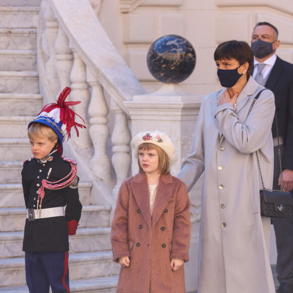 Le prince héréditaire Jacques de Monaco, la princesse Gabriella de Monaco et la princesse Stéphanie de Monaco - La famille princière de Monaco lors de le prise d'Armes, remise d'insignes et défilé militaire sur la place du Palais lors de la fête nationale de Monaco, le 19 novembre 2021. © Jean-Charles Vinaj/Pool Monaco/Bestimage