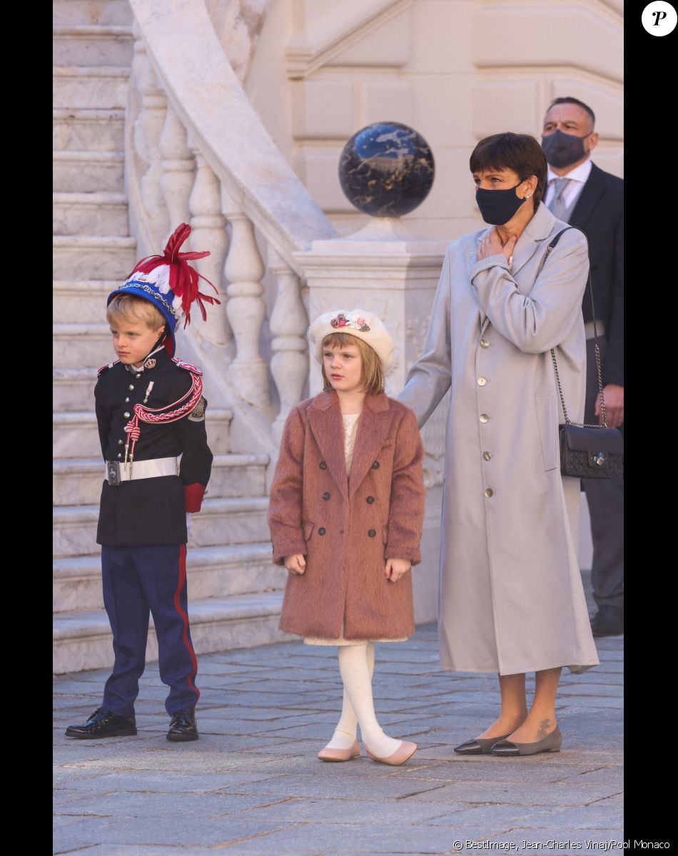 Le prince héréditaire Jacques de Monaco, la princesse Gabriella de Monaco et la princesse Stéphanie de Monaco - La famille princière de Monaco lors de le prise d'Armes, remise d'insignes et défilé militaire sur la place du Palais lors de la fête nationale de Monaco, le 19 novembre 2021. © Jean-Charles Vinaj/Pool Monaco/Bestimage