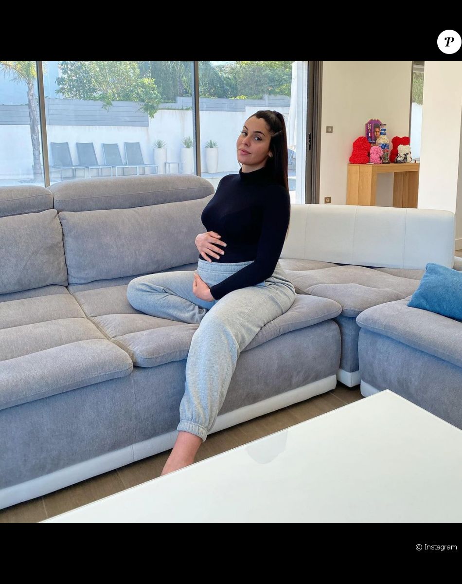 Coralie Porrovechio, ex-candidate de télé-réalité vue dans "Secret Story", est désormais heureuse avec son compagnon Boubacar Kamara qui est également le père de son fils Leeroy et de leur futur bébé.