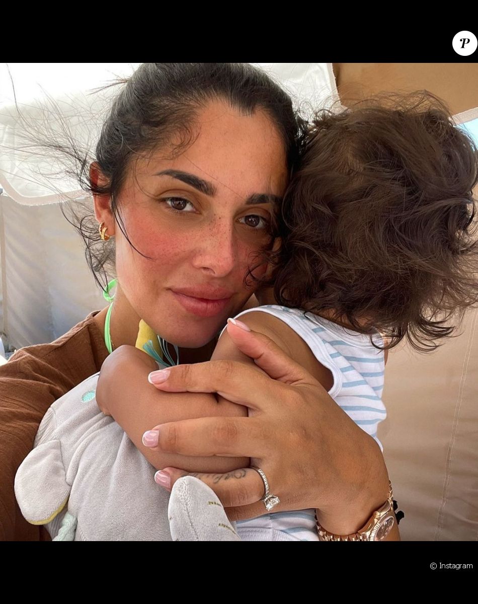 Coralie Porrovechio, ex-candidate de télé-réalité vue dans "Secret Story", est désormais heureuse avec son compagnon Boubacar Kamara qui est également le père de son fils Leeroy et de leur futur bébé.