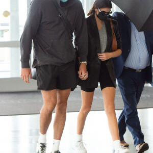 Kaia Gerber et son nouveau compagnon Jacob Eldori arrivent main dans la main à l'aéroport de JFK à New York pendant l'épidémie de coronavirus (Covid-19), le 13 septembre 2020