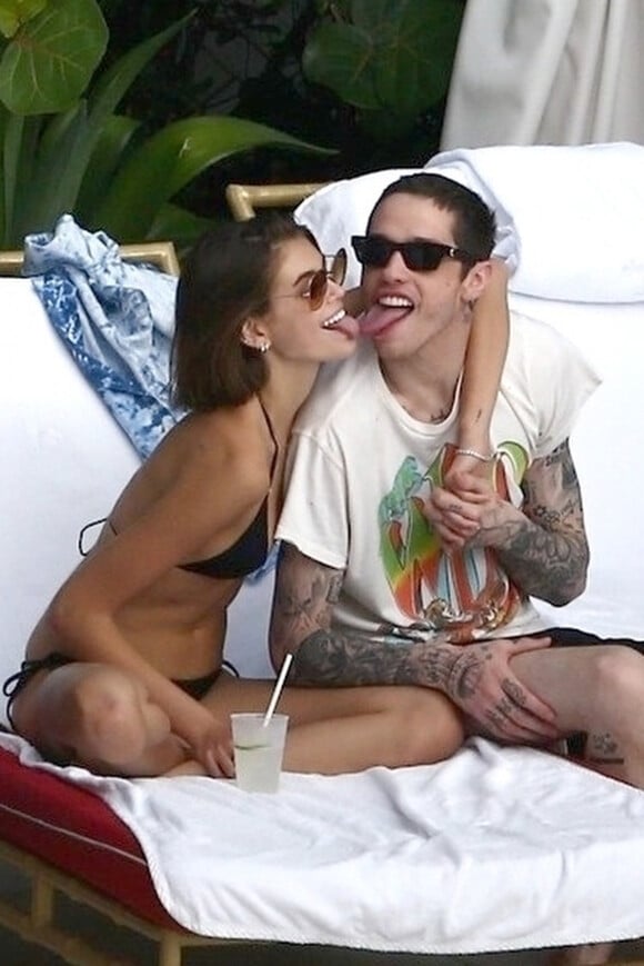 Kaia Gerber et son compagnon Pete Davidson vivent la parfait amour. Le coupe a été vu s'embrassant à de multiples reprises au bord d'une piscine à Miami le 23 Novembre 2019.