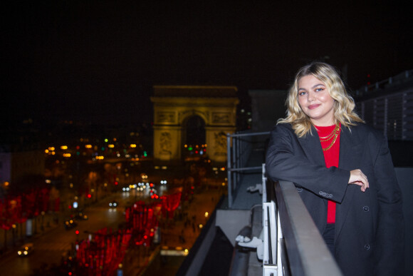 La chanteuse Louane lors de la cérémonie d'illumination des Champs Elysées à Paris le 22 novembre 2020. © JB Autissier / Panoramic / Bestimage  