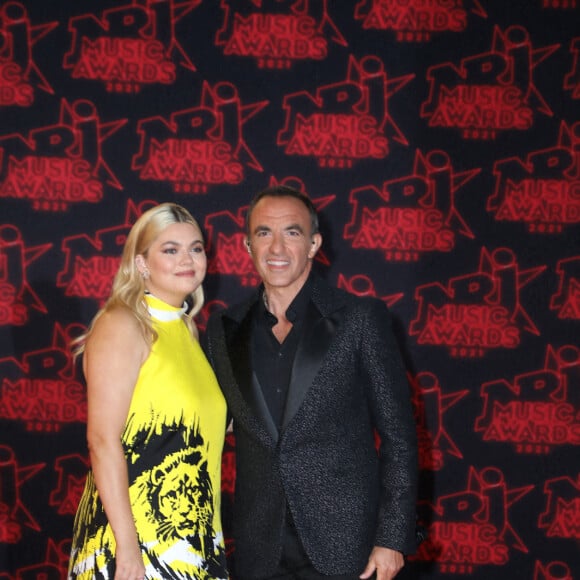 Nikos Aliagas et Louane Emera lors de la 23ème édition des NRJ Music Awards 2021 au Palais des Festivals de Cannes, le 20 novembre 2021. © Dominique Jacovides/Bestimage 