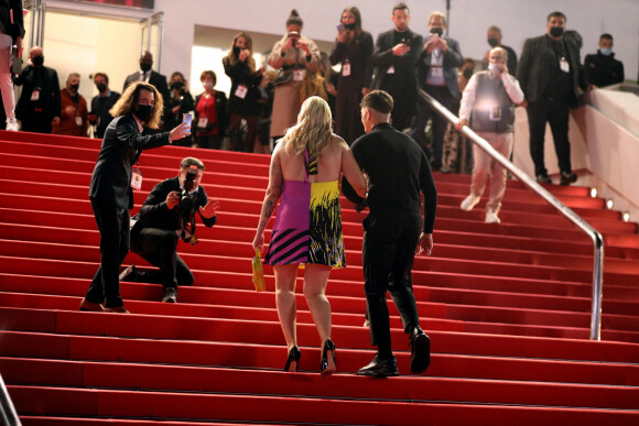 Florian Rossi et sa compagne Louane Emera lors de la 23ème édition des NRJ Music Awards 2021 au Palais des Festivals de Cannes, le 20 novembre 2021. © Dominique Jacovides/Bestimage