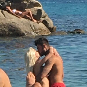 Exclusif - Jessica Thivenin et son compagnon Thibault Garcia (Les Marseillais) en vacances à Mykonos, le 27 août 2017.
