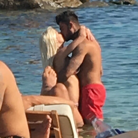 Exclusif - Jessica Thivenin et son compagnon Thibault Garcia (Les Marseillais) en vacances à Mykonos, le 27 août 2017.