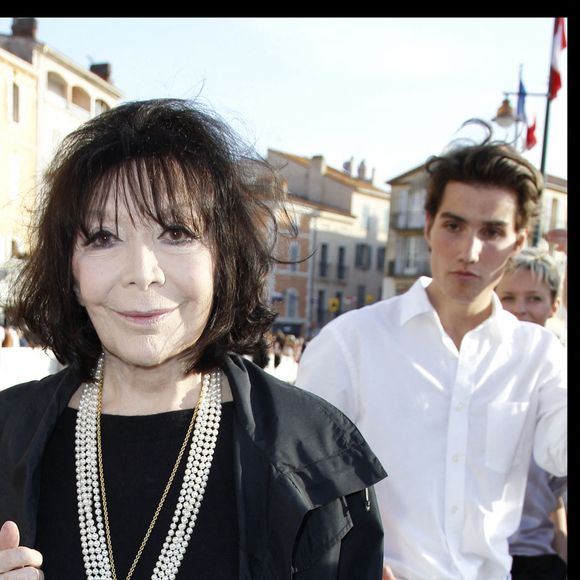 Juliette Gréco - Chanel présente la nouvelle collection "Croisière 2010" sur le port de Saint-Tropez.