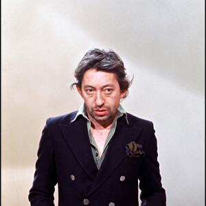 Archives - Serrge Gainsbourg sur un plateau de télévision.