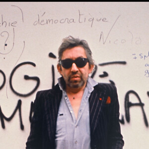 Archives - Serge Gainsbourg devant chez lui, rue de Verneuil à Paris en 1989.