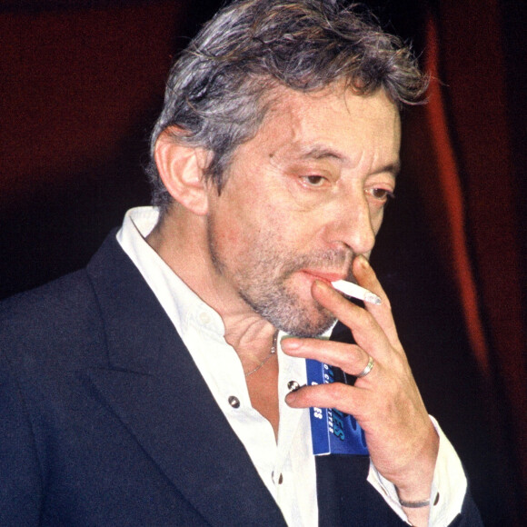Archives - Serge Gainsbourg fumant une cigarette.
