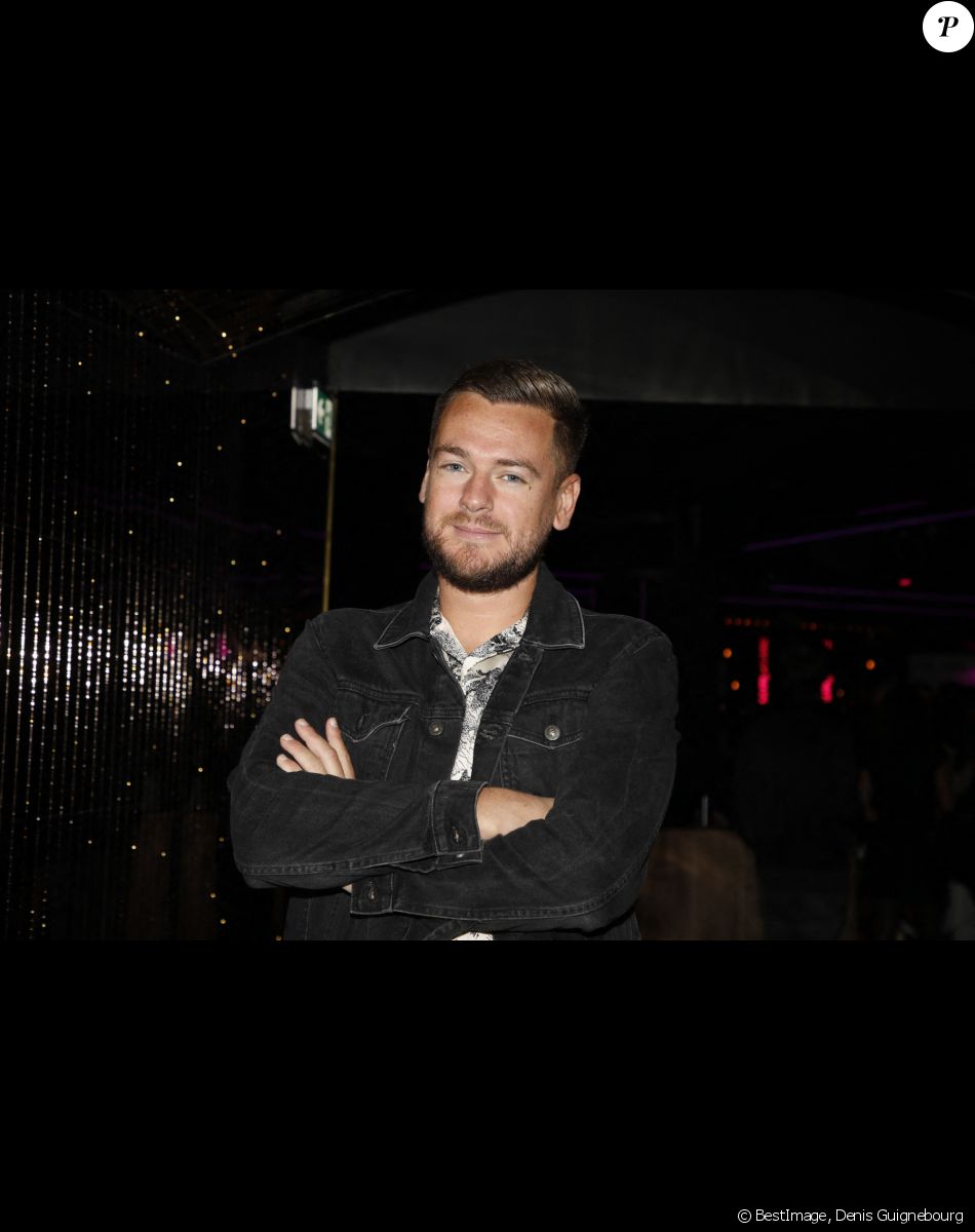 JeremStar lors de la soirée de L'influenceuse Alix Desmoineaux ( avec une tenue de Jean-Paul Gaultier) et guest aux 2 millions d'abonnés sort son premier livre 'GLOW UP' lors d'une soirée à l'Arc à Paris le 21 Octobre 2021. © Denis Guignebourg / Bestimage