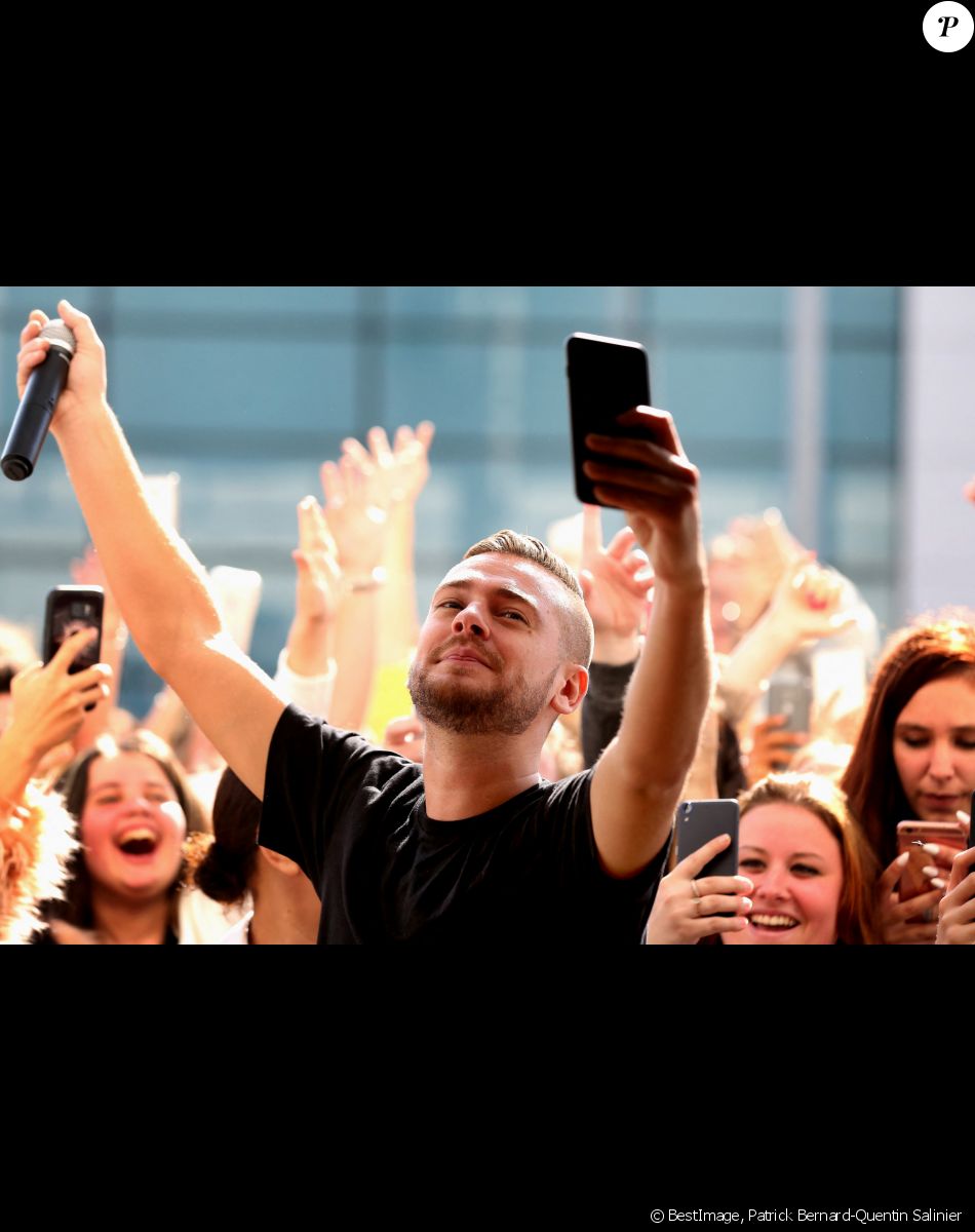 Exclusif - L'animateur Jeremstar est de passage à Begles, près de Bordeaux, France, le 14 octobre 2017, afin de rencontrer son public et dédicacer ses livres "Ma biographie officielle" et "Téléréalité, le manuel pour percer". © Patrick Bernard-Quentin Salinier/Bestimage