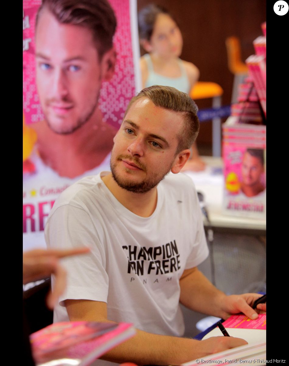 Exclusif - Le célèbre blogeur et chroniqueur de téléréalité Jeremstar dédicace son livre" Téléréalité, le manuel pour percer" au magasin Cultura de Bégles, près de Bordeaux le 25 mai 2016. © Patrick Bernard-Thibaud Moritz/ Bestimage