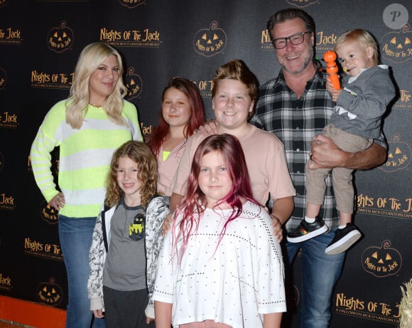 Tori Spelling avec son mari Dean McDermott et leurs enfants Finn, Hattie, Stella et Beau à Los Angeles, le 2 octobre 2019.
