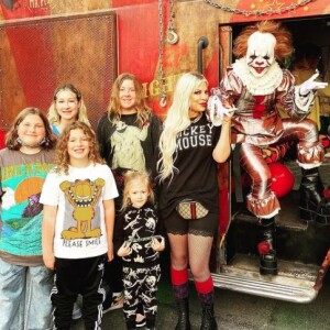 Tori Spelling et ses cinq enfants fêtent Halloween. Octobre 2021.