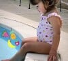 Maggy, la fille d'Alizée et Grégoire Lyonnet, profite d'un après-midi ensoleillé au bord d'une piscine. Le 23 mai 2021.