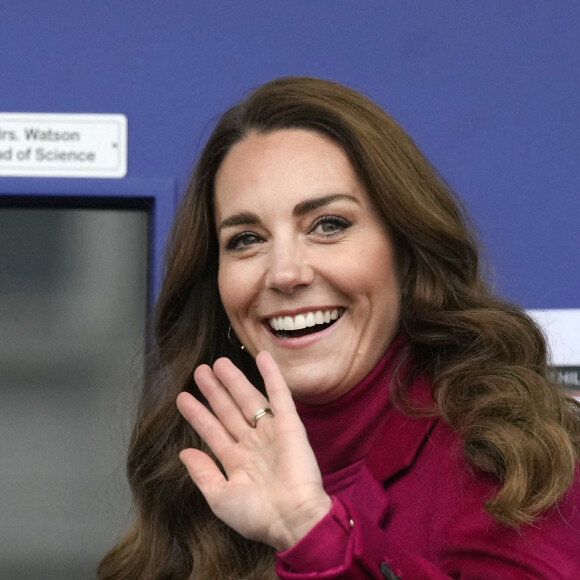 Catherine (Kate) Middleton, duchesse de Cambridge, visite l'école Nower Hill High dans la banlieue de Pinner à Londres, Royaume Uni, le 24 novembre 2021, pour participer à une leçon de sciences sur les neurosciences et l'importance du développement de la petite enfance.