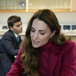 Catherine (Kate) Middleton, duchesse de Cambridge, visite l'école Nower Hill High dans la banlieue de Pinner à Londres, Royaume Uni, le 24 novembre 2021, pour participer à une leçon de sciences sur les neurosciences et l'importance du développement de la petite enfance.