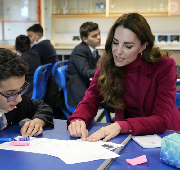Catherine (Kate) Middleton, duchesse de Cambridge, visite l'école Nower Hill High dans la banlieue de Pinner à Londres, Royaume Uni, le 24 novembre 2021, pour participer à une leçon de sciences sur les neurosciences et l'importance du développement de la petite enfance.