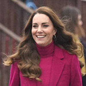 Catherine (Kate) Middleton, duchesse de Cambridge, visite l'école Nower Hill High dans la banlieue de Pinner à Londres, pour participer à une leçon de sciences sur les neurosciences et l'importance du développement de la petite enfance.