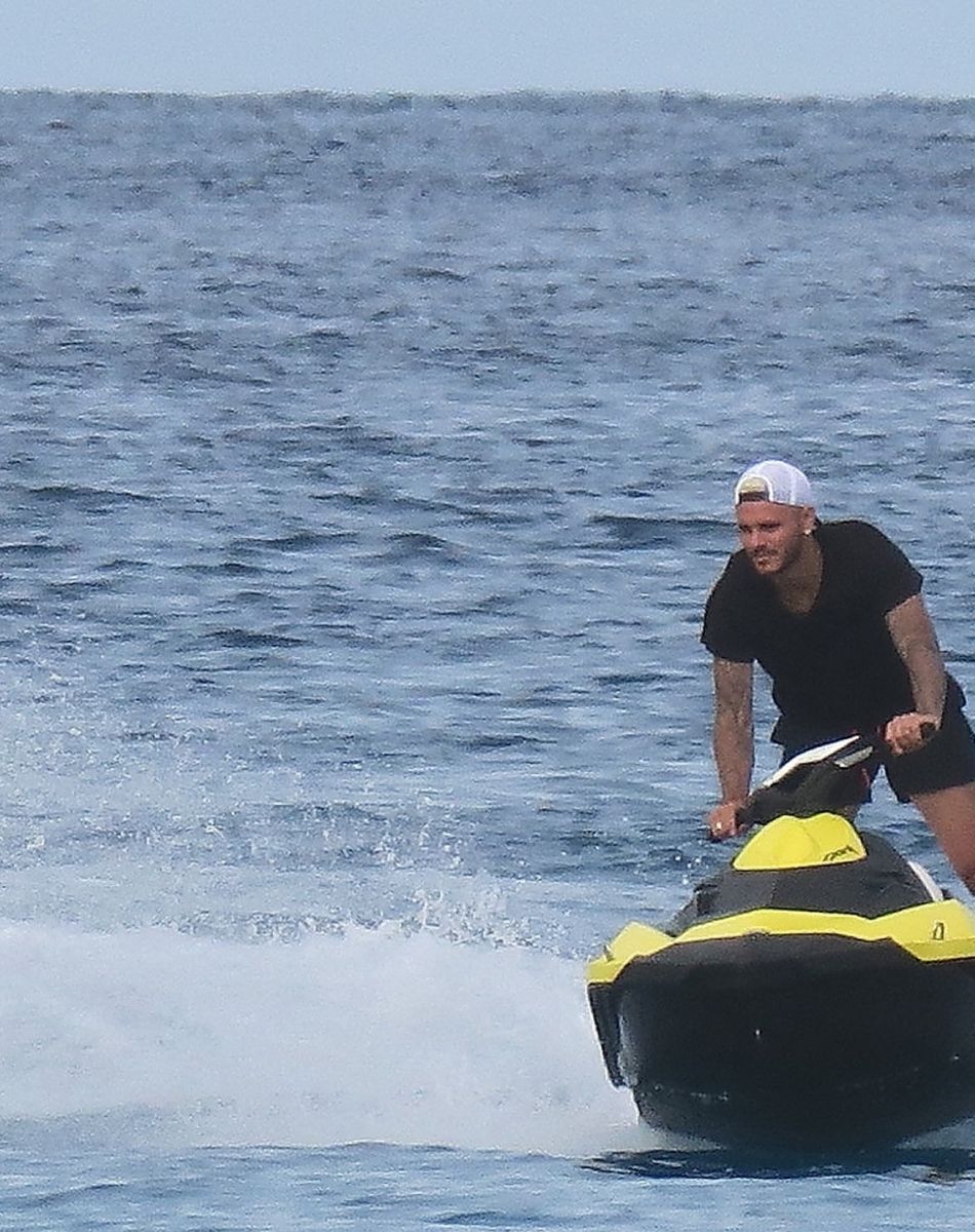 Wanda Nara et son mari Mauro Icardi, le footballeur du PSG, profitent de leurs vacances ensoleillées en mer à Formentera avec leurs amis, le 1er septembre 2020.
