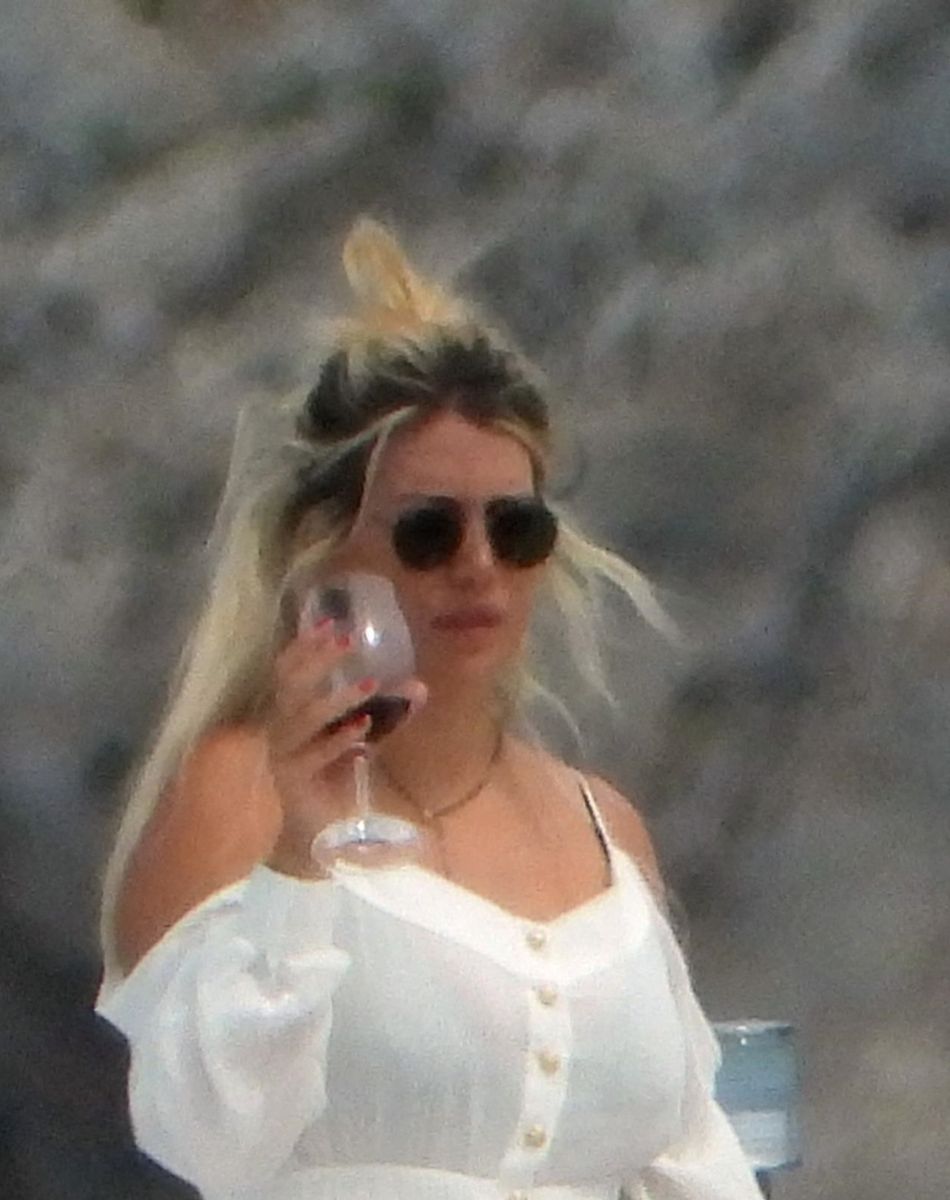 Wanda Nara - Wanda Nara et son mari Mauro Icardi, le footballeur du PSG, profitent de leurs vacances ensoleillées en mer à Formentera avec leurs amis dont le gardien de but du PSG, Keylor Navas. Formentera le 1er septembre 2020.