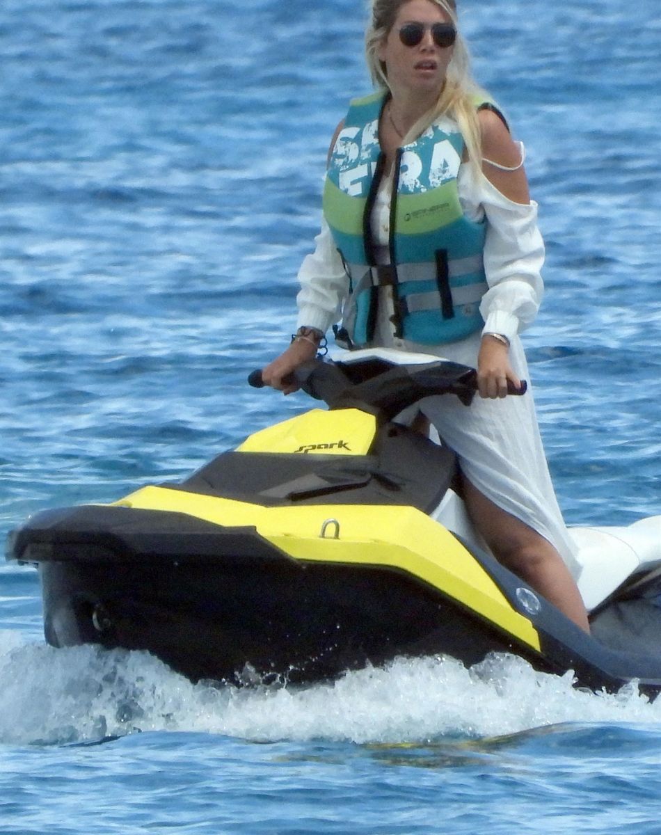 Wanda Nara - Wanda Nara et son mari Mauro Icardi, le footballeur du PSG, profitent de leurs vacances ensoleillées en mer à Formentera avec leurs amis dont le gardien de but du PSG, Keylor Navas. Formentera le 1er septembre 2020.