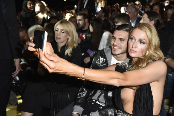 Wanda Nara, Mauro Icardi, Paris Hilton - People au défilé de mode hommes Philipp Plein collection prêt-à-porter Printemps-Eté 2017 à Milan, le 18 juin 2016.