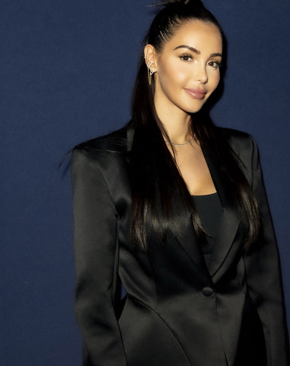 Exclusif - Nabilla Benattia - Nabilla Benattia, son mari Thomas Vergara et leur fils Milann posent lors de l'avant première du documentaire "Nabilla sans filtre" (Amazon Prime Vidéo) à Paris le 22 Novembre 2021. © Jack Tribeca / Bestimage