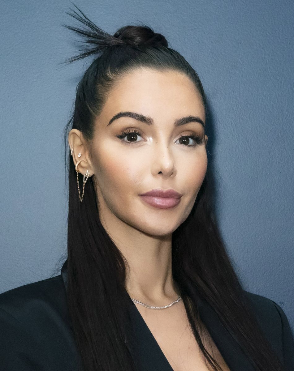 Exclusif - Nabilla Benattia - Nabilla Benattia, son mari Thomas Vergara et leur fils Milann posent lors de l'avant première du documentaire "Nabilla sans filtre" (Amazon Prime Vidéo) à Paris. © Jack Tribeca / Bestimage