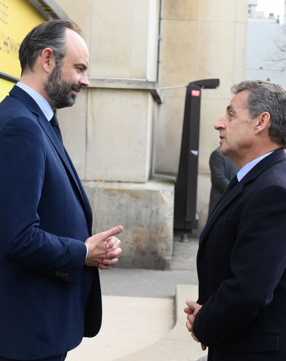 Edouard Philippe et Nicolas Sarkozy lors de la cérémonie à l'occasion de la première journée nationale d'hommage aux victimes du terrorisme sur l'Esplanade du Trocadero à Paris le 11 mars 2020.