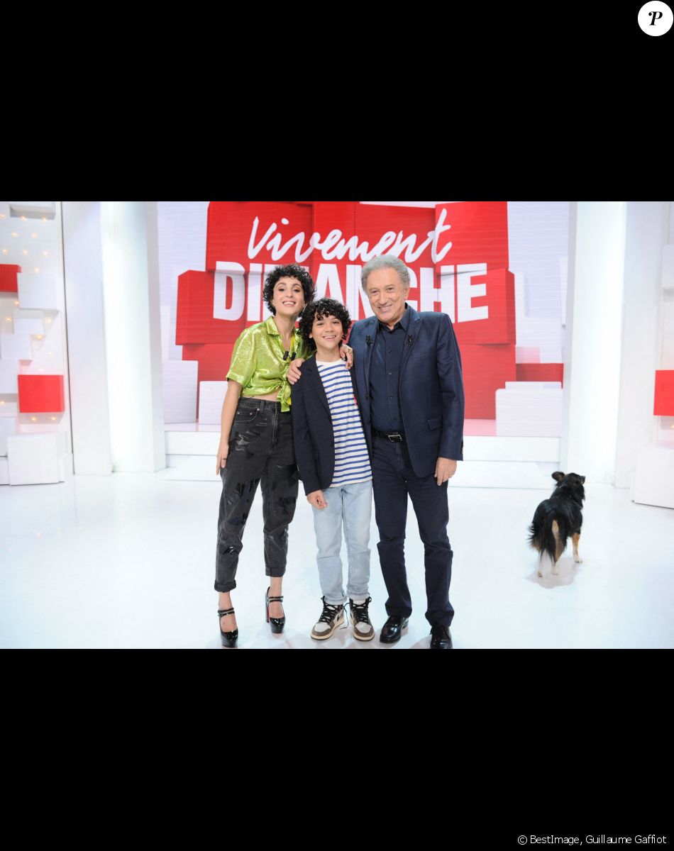 Exclusif - Barbara Pravi, Enzo et Michel Drucker - Enregistrement de l'émission "Vivement Dimanche prochain" au studio Gabriel, présentée par M. Drucker le 18 novembre 2021 pour une diffusion sur France 2 le 28/11/2021. © Guillaume Gaffiot/Bestimage