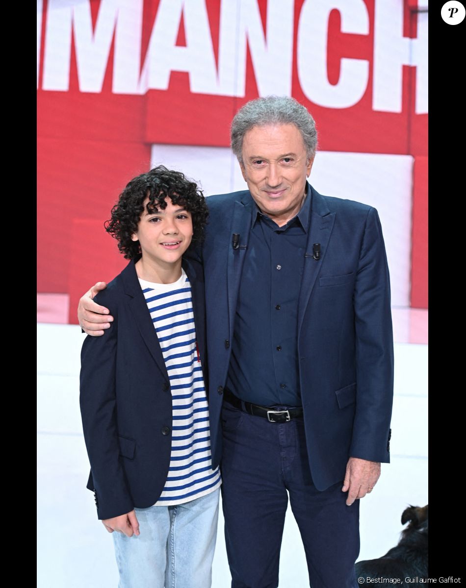 Exclusif -Michel Drucker et Enzo (Eurovision junior) - Enregistrement de l'émission "Vivement Dimanche prochain" au studio Gabriel, présentée par M. Drucker le 18 novembre 2021 pour une diffusion sur France 2 le 28/11/2021. © Guillaume Gaffiot/Bestimage