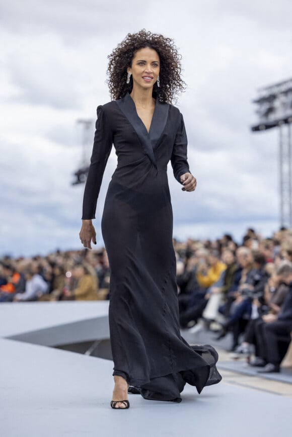 Noémie Lenoir lors du défilé de mode "Le Défilé L'Oreal Paris 2021" lors de la la Fashion Week printemps/été 2022 sur le parvis des droits de l'homme à Paris, France, le 3 octobre 2021. © Olivier Borde/Bestimage