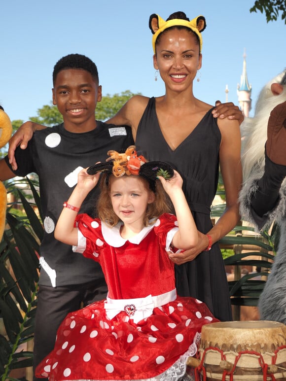 Noémie Lenoir et son fils Kelyan Makélélé au photocall du "Roi Lion" dans le cadre du Festival du Roi Lion et de la Jungle à Disneyland Paris. Marne-la-Vallée, le 29 juin 2019. © Christophe Clovis/Bestimage