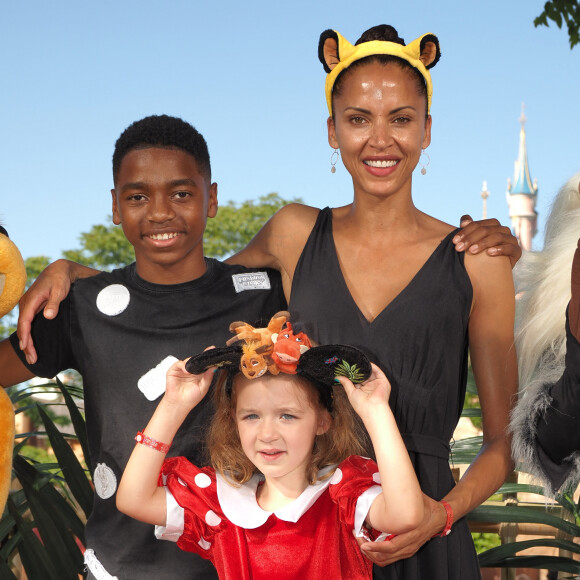 Noémie Lenoir et son fils Kelyan Makélélé au photocall du "Roi Lion" dans le cadre du Festival du Roi Lion et de la Jungle à Disneyland Paris. Marne-la-Vallée, le 29 juin 2019. © Christophe Clovis/Bestimage