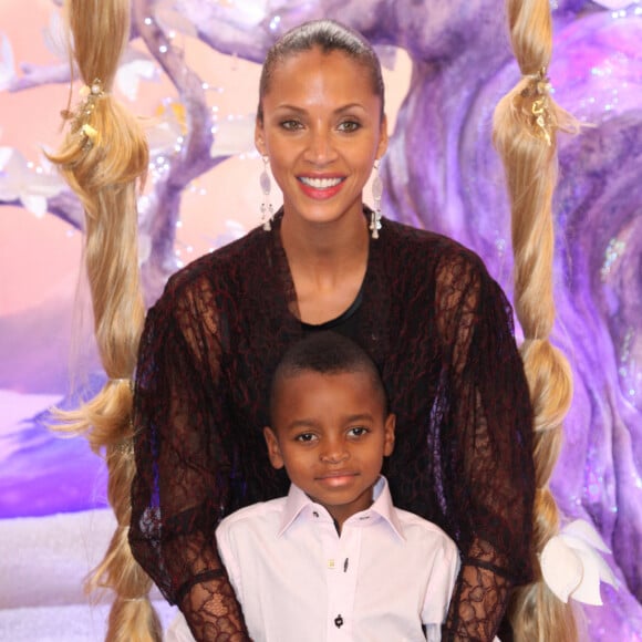 Noémie Lenoir et son fils Kelyan à Disneyland Paris en 2010.