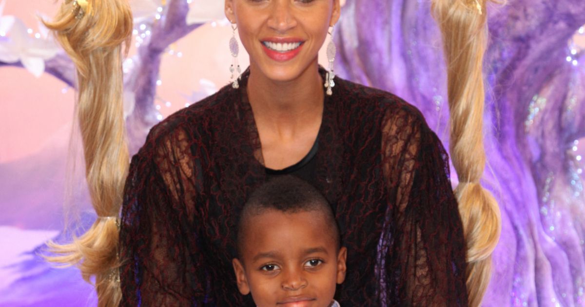 Noémie Lenoir et son fils Kelyan à Disneyland Paris en 2010. - Purepeople