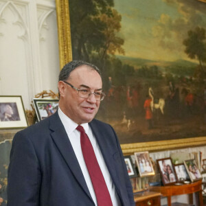 La reine Elisabeth II d'Angleterre reçoit Andrew Bailey, le gouverneur de la Banque d'Angleterre, au château de Windsor, le 24 novembre 2021.