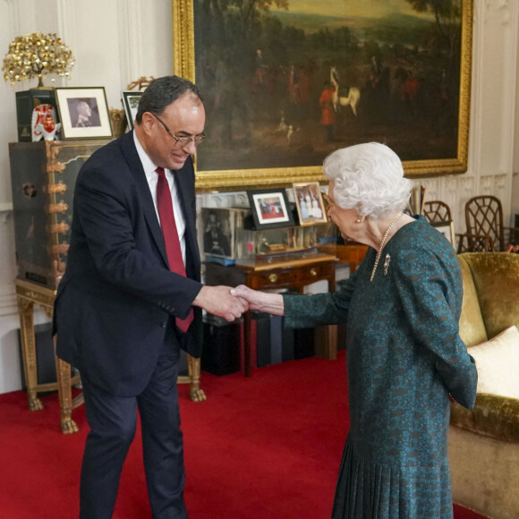 La reine Elisabeth II d'Angleterre reçoit Andrew Bailey, le gouverneur de la Banque d'Angleterre, au château de Windsor, le 24 novembre 2021.