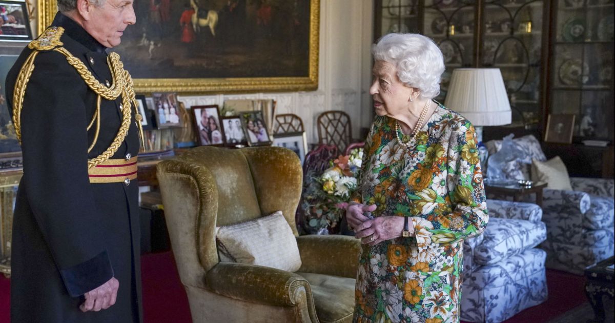 Elizabeth II apparaît avec les mains violettes : faut-il s'inquiéter ? - Pure People